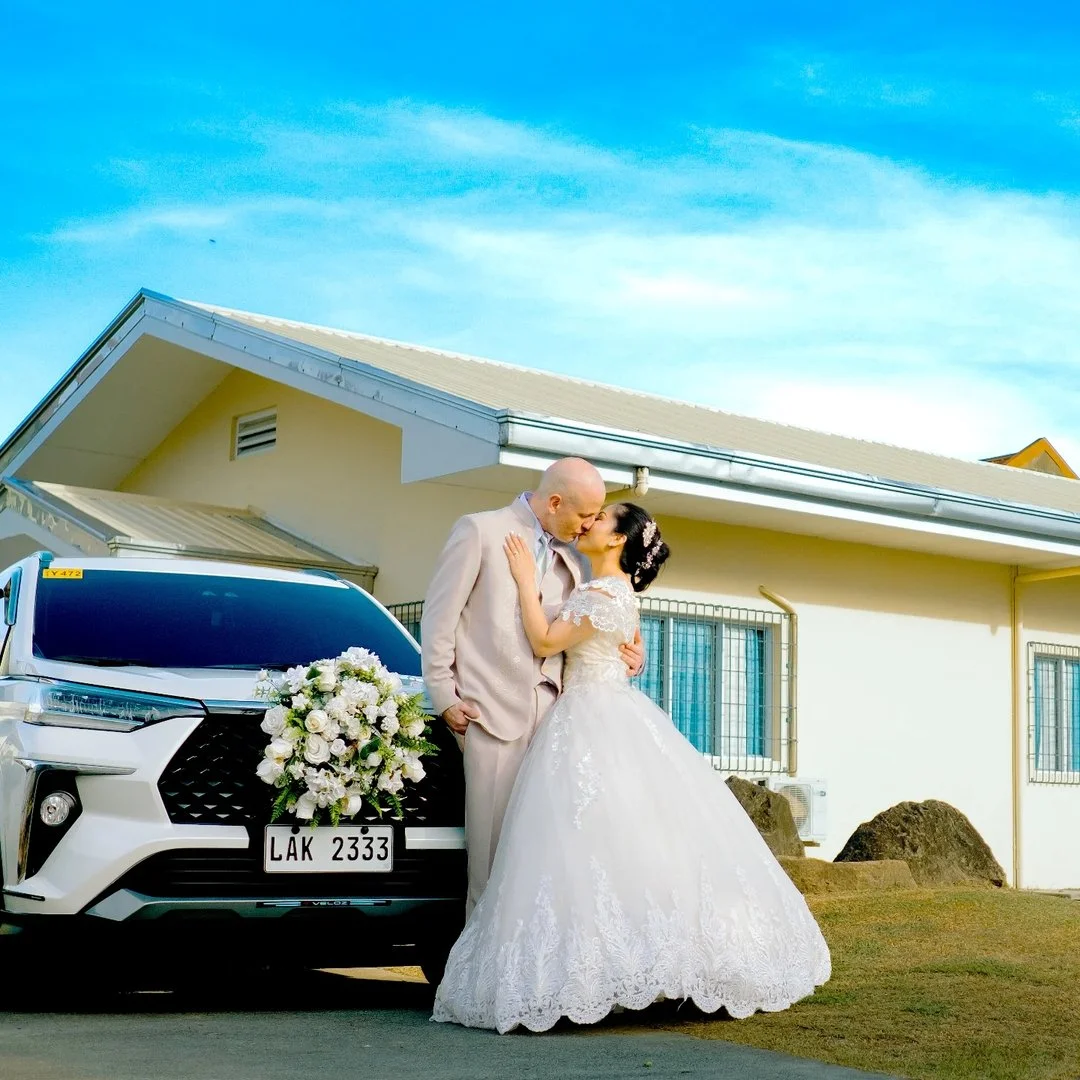 groom and bride with car background